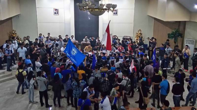 Ratusan aktivis dan mahasiswa GMKI dan GAMKI se-Sulawesi Utara menduduki kantor DPRD dan kantor Pemerintah Kota Manado pada Kamis, 9 Juni 2016.