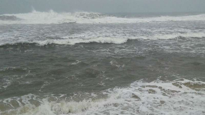 Imagen de olas altas en el mar.