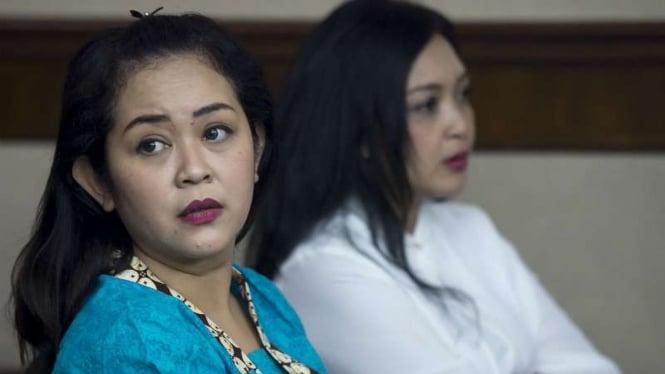 Staf anggota DPR, Dessy Ariyanti Edwin (kiri) dan Julia Prasetyarini (kanan)