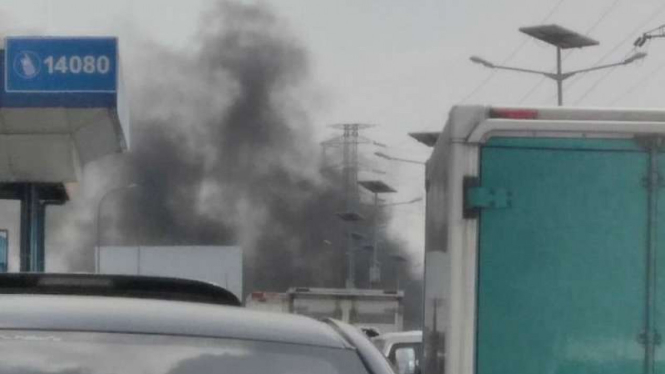 Kebakaran di kolong tol Jelambar, Jakarta.