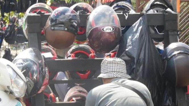 Helm bekas yang dijajakan pedagang di Jalan Matraman, Jakarta Timur.