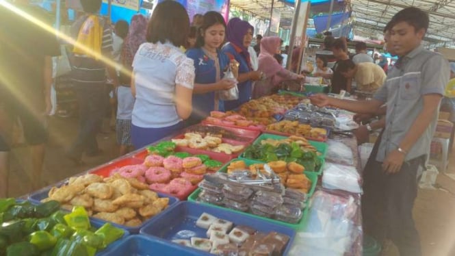 Para pedagang berjualan menu buka puasa di Bandar Lampung.