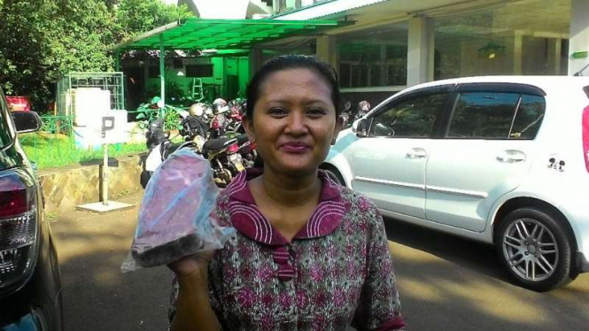 Lestari menunjukan daging yang dibeli dari bazar murah di Gedung DPR/MPR RI.