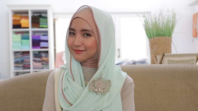 Wanita mengenakan hijab.