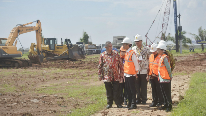 Presiden Joko Widodo, Dirut PT PLN Sofyan Basyir, Menteri ESDM Sudirman Said, Menteri BUMN Rini Soemarno di Desa Lontar, Kemiri, Tangerang, Banten, Jumat (10/6/2016).