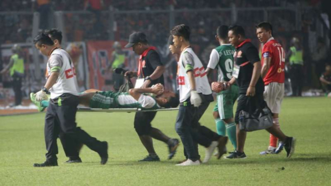 Pemain PS TNI, Syaiful Ramadhan, saat cedera.