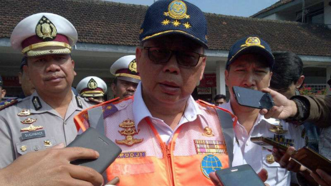 Direktur Lalu Lintas Angkutan Jalan Kementerian Perhubungan, Pudji Hartanto, saat menginspeksi garasi PO Primajasa di Kota Bandung pada Sabtu, 11 Juni 2016.