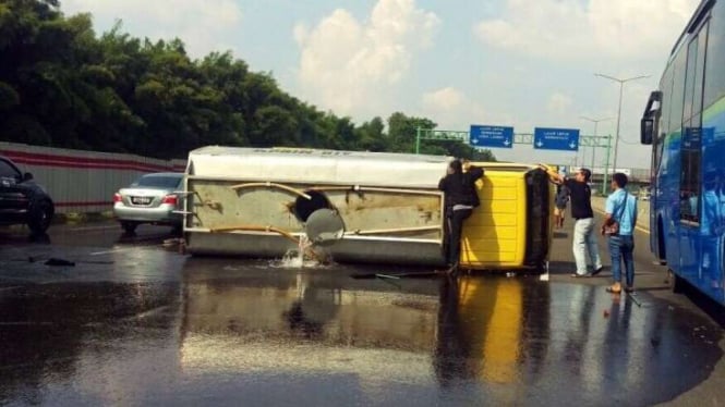 Truk terguling di tol