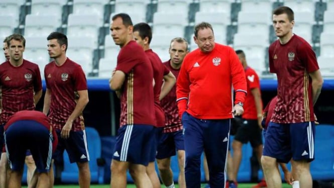 Pelatih Leonid Slutsky tengah memimpin latihan Rusia.