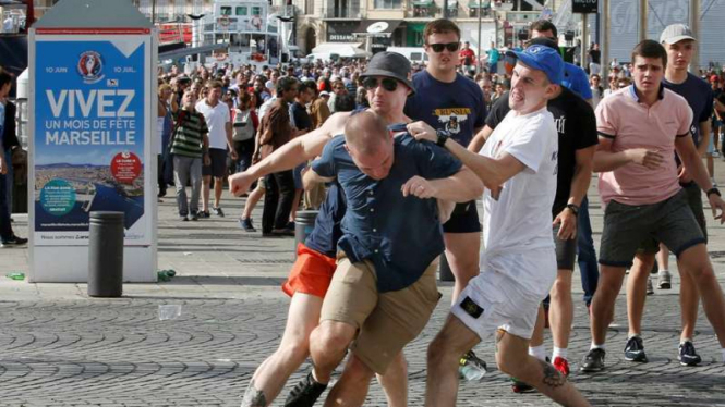 Kerusuhan suporter Inggris di Marseille, Prancis.