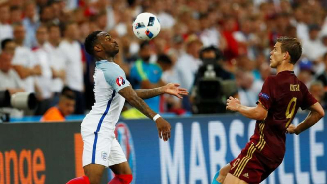 Pemain Inggris, Danny Rose dijaga ketat pemain Rusia