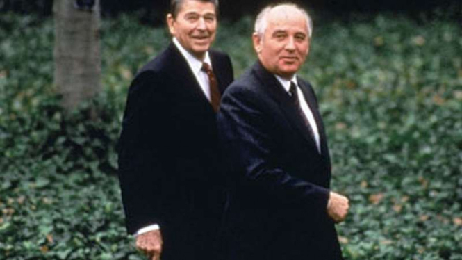 Presiden AS Ronald Reagan (kiri) bersama Presiden Soviet Mikhail Gorbachev.