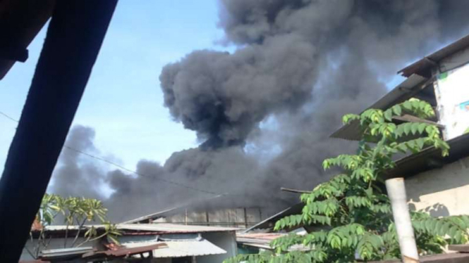 Kebakaran di sebuah pabrik, kawasan Pulo Gadung, Jakarta, Minggu, 12 Juni 2016.