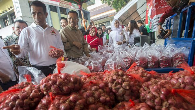Gerai bawang merah di Pasar Minggu, Jakarta Selatan. 