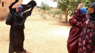 Lepas dari ISIS, Perempuan Desa Ini Kembali Fashionable