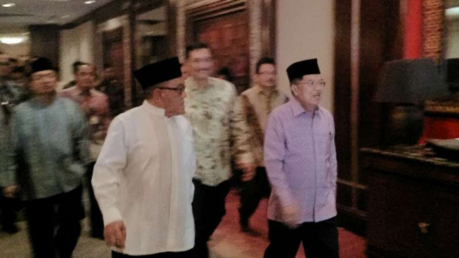 Wapres  Jusuf Kalla dan Ketua Dewan Pembina Partai Golkar Aburizal Bakrie