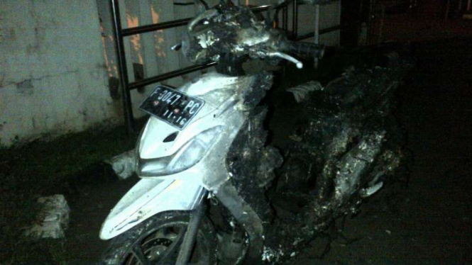 Motor rusak akibat ledakan petasan di Beji, Depok, Minggu, 12 Juni 2016.