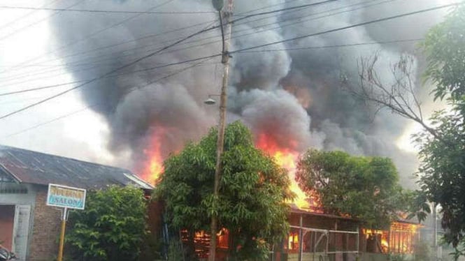 Rumah eks barak TNI di Binjai, Sumatera Utara, terbakar, Minggu, 12 Juni 2016.