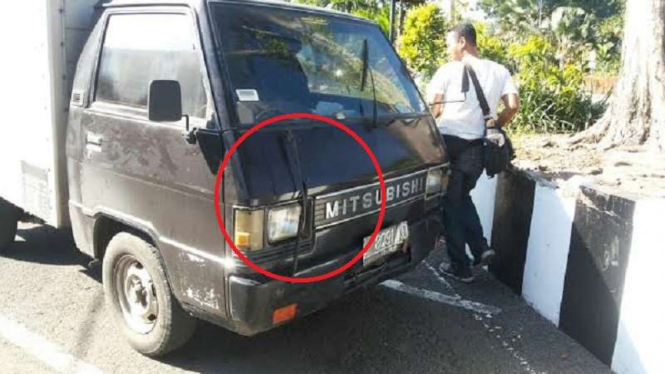 Dengan mobil ini Yudi ditabrak dan diseret pencuri mobil.