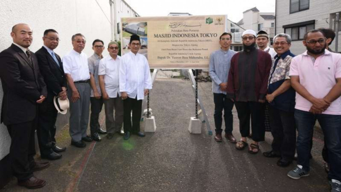 Dubes RI untuk Jepang, Yusron Ihza Mahendra, (tengah) bersama para umat Muslim Indonesia di lokasi proyek Masjid Indonesia Tokyo.