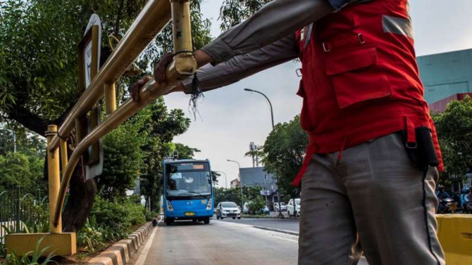 Sterilisasi jalur busway di Jakarta