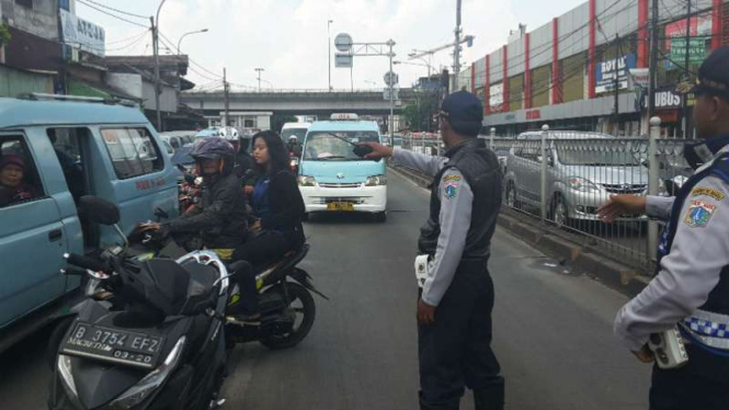 Sterilisasi jalur Transjakarta di Jalan Jatinegara Barat menuju Matraman.