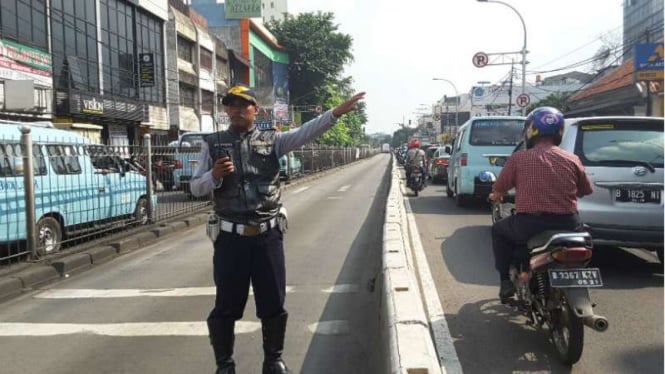 Sterilisasi jalur Transjakarta di Jalan Jatinegara Barat menuju Matraman.