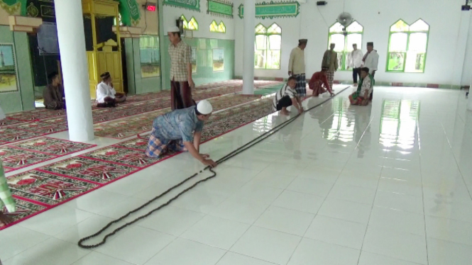 Tasbih milik warga di Binuang Polewali Mandar Sulawesi Barat. Tasbih ini berusia 300 tahun dengan panjang 40 meter dan masih terawat baik, Senin (13/6/2016)