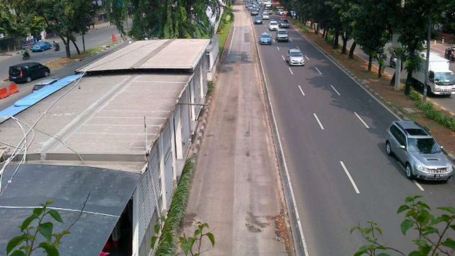 Jalur bus TransJakarta koridor I (Blok M-Kota) steril dari kendaraan lain, Senin, 13 Juni 2016.