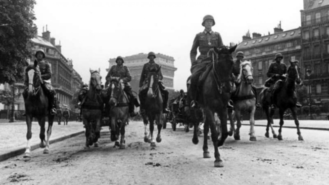 Pasukan Berkuda Nazi Jerman memasuki ibu kota Prancis, Paris.