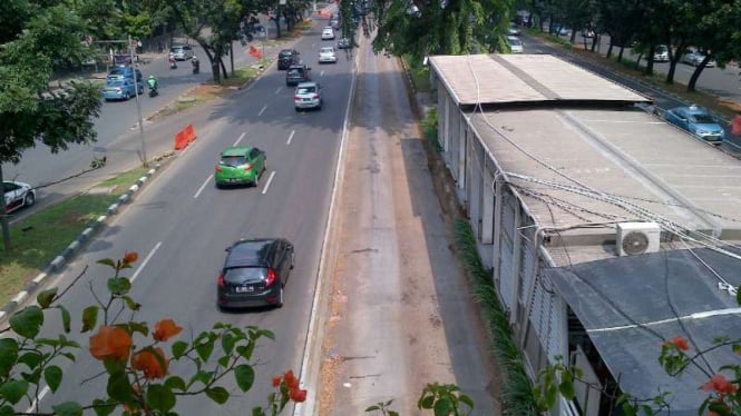 Sterilisasi jalur bus TransJakarta di koridor 1 Blok M-Kota, Senin, 13 Juni 2016.