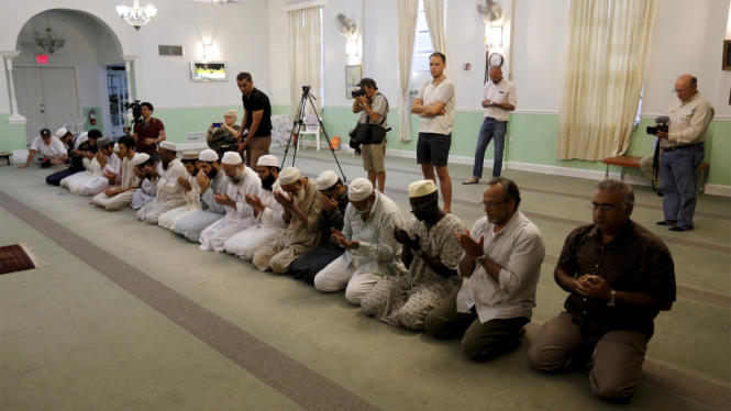 Umat Muslim AS sedang berdoa.