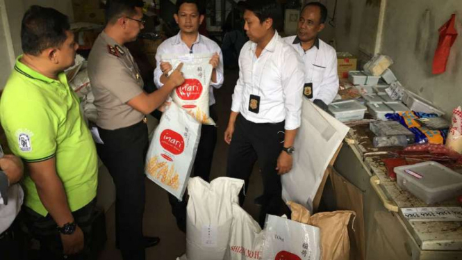 Makanan kedaluwarsa digerebek dari gudang di kawasan Penjaringan, Jakarta Utara.