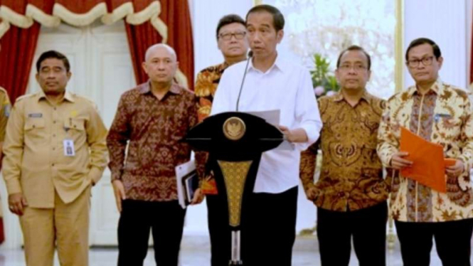 Presiden Jokowi saat jumpa pers di Istana.