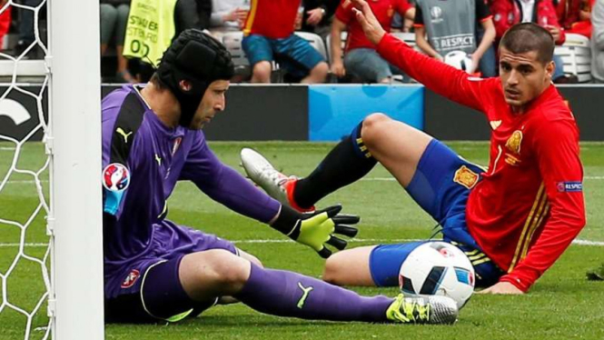 Penyerang timnas Spanyol, Alvaro Morata terlibat duel dengan kiper Petr Cech