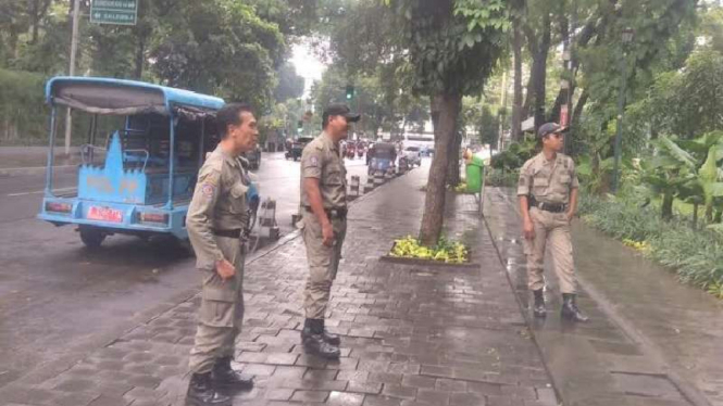 Satpol PP di Taman Suropati, Jakarta Pusat.