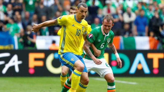 Kapten Swedia, Zlatan Ibrahimovic, saat dikawal Glenn Whelan.