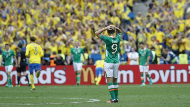 Striker Republik Irlandia, Shane Long, terlihat kecewa usai diimbangi Swedia.