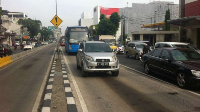 Pengendara menerobos jalur bus TransJakarta di Jl Hasyim Ashari, Jakarta, Selasa, 14 Juni 2016.