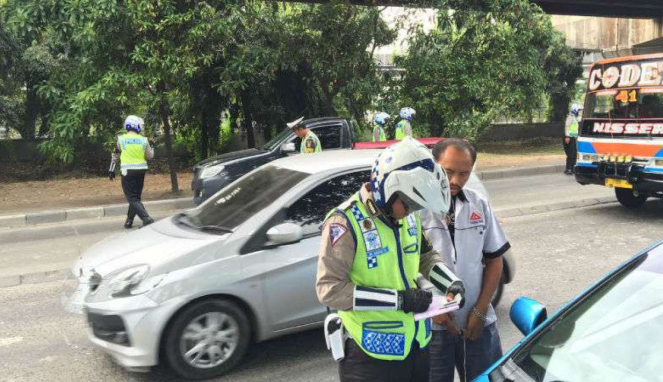 Ilustrasi polisi tilang kendaraan yang melanggar.