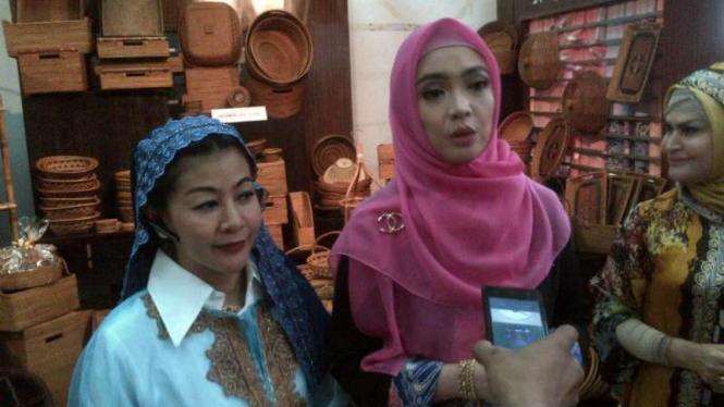 Calon gubernur DKI Jakarta Hasnaeni Moein (baju putih)