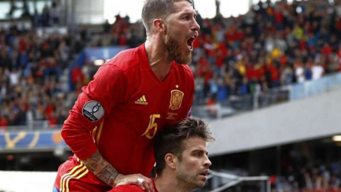 Bek timnas Spanyol, Sergio Ramos (kiri)