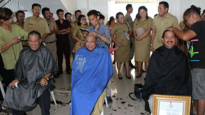 Sejumlah pejabat Pemerintah Kabupaten Minahasa Tenggara, Sulawesi Utara, ramai-ramai mencukur rambutnya hingga cepak atau bahkan plontos pada Selasa, 14 Juni 2016.