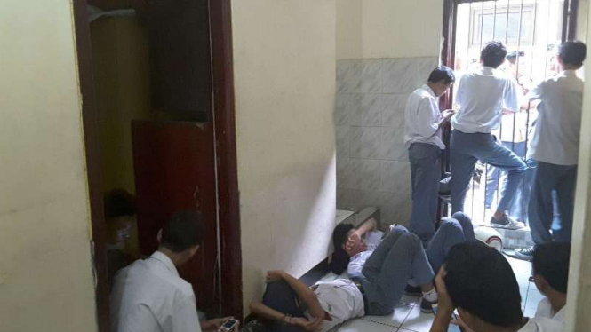 Polisi amankan sejumlah pelajar SMA diduga hendak tawuran di Jakarta Pusat, Selasa, 14 Juni 2016.