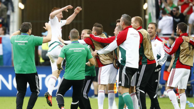 Para pemain Hungaria merayakan gol Adam Szalai ke gawang Austria.