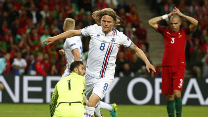 Pemain andalan Islandia, Birkir Bjanarson.