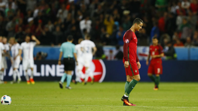 Kapten Portugal, Cristiano Ronaldo, tertunduk lesu usai gawangnya dibobol.