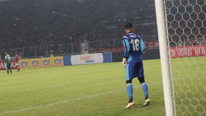 Sinar laser terlihat di laga Persija Jakarta melawan PS TNI