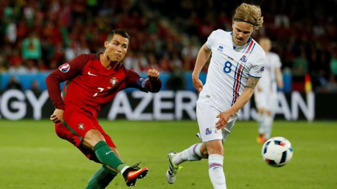Kapten Timnas Portugal, Cristiano Ronaldo dijaga ketat pemain Islandia.