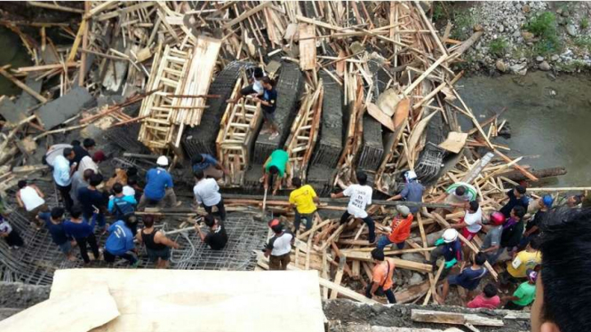 Ilustrasi/Proses pencarian korban ambruknya jembatan di Lombok Timur, Selasa (14/6/2016). Akibat kejadian ini, sebelas pekerja menjadi korban. Lima diantaranya tewas.